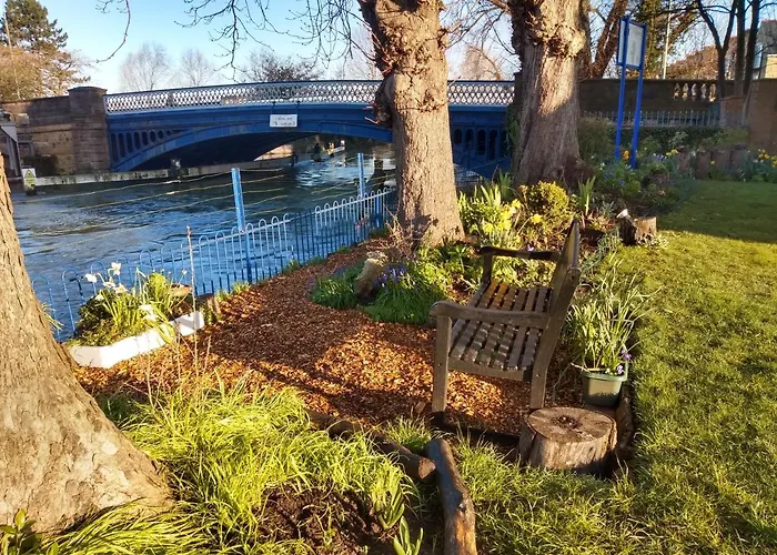 River Hotel